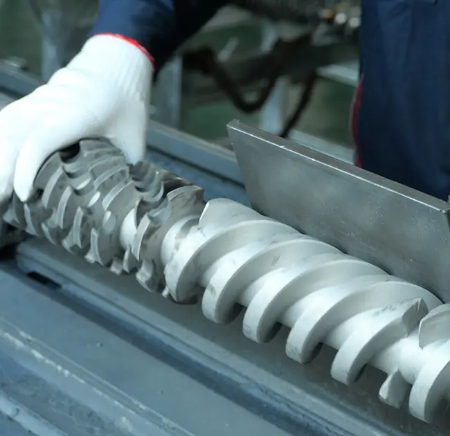 Mengapa garis hitam muncul berulang kali dalam penyemperit? Artikel ini mengajar anda cara untuk menentukan dengan cepat sama ada ia disebabkan oleh masalah dengan tong atau skru.